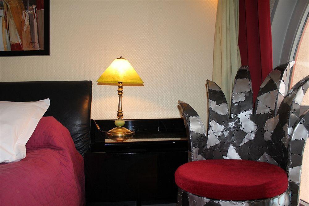 Hotel Restaurant La Poularde Montrond-les-Bains Exteriör bild